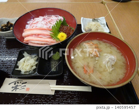 鳥取県境港市の豪華な蟹ちらし丼定食（カニの味噌汁、小鉢、薬味、箸付き） 140595457