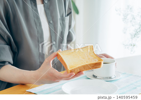 食パンを食べる若い女性 140595459