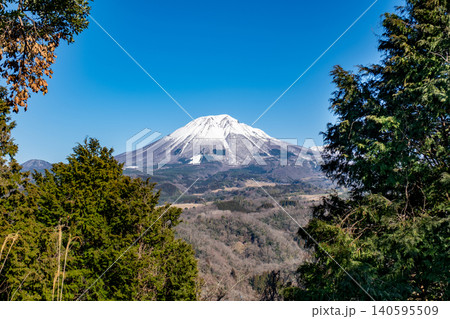 鬼住山山頂から見た大山 西側からの眺め 鳥取県西伯郡 鬼住山山頂から見た大山 西側からの眺め 鳥取県西伯郡 140595509