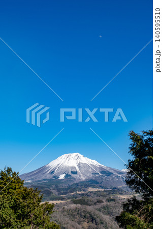鬼住山山頂から見た大山 西側からの眺め 鳥取県西伯郡 鬼住山山頂から見た大山 西側からの眺め 鳥取県西伯郡 140595510