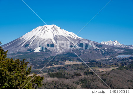 鬼住山山頂から見た大山 西側からの眺め 鳥取県西伯郡 鬼住山山頂から見た大山 西側からの眺め 鳥取県西伯郡 140595512
