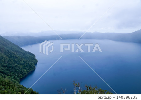 阿寒摩周国定公園の風景 霧の摩周湖(摩周第3展望台) 阿寒摩周国定公園の風景 霧の摩周湖(摩周第3展望台) 140596235