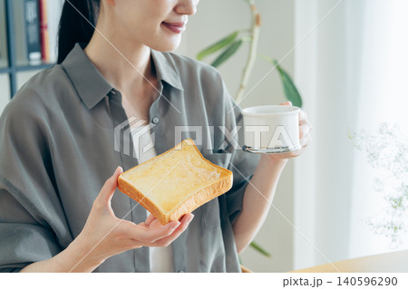 食パンを食べる若い女性 食パンを食べる若い女性 140596290