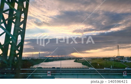 車窓から～大河の夕景 140596421