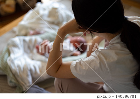 育児に疲れた若い母親 140596781