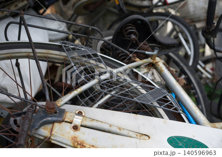 廃棄された重なった自転車 140596963