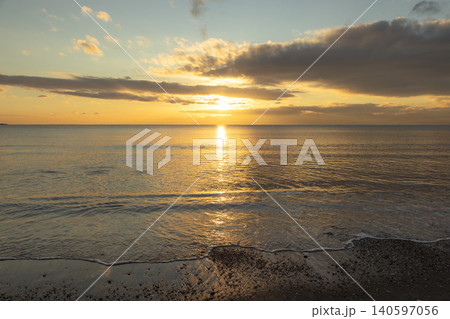 湘南片瀬西浜 夕陽と波打ち際 湘南片瀬西浜 夕陽と波打ち際 140597056