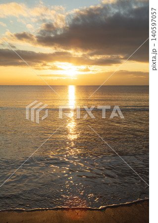 湘南片瀬西浜 夕陽と波打ち際 湘南片瀬西浜 夕陽と波打ち際 140597057