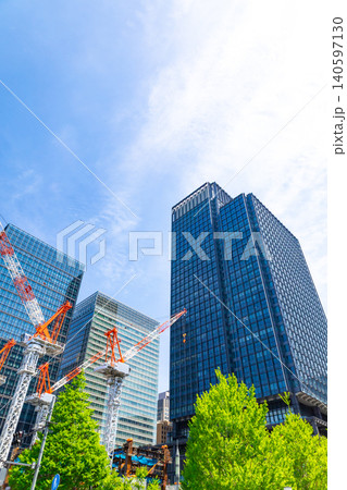 建設現場の大型クレーンと高層ビル 建設現場の大型クレーンと高層ビル 140597130