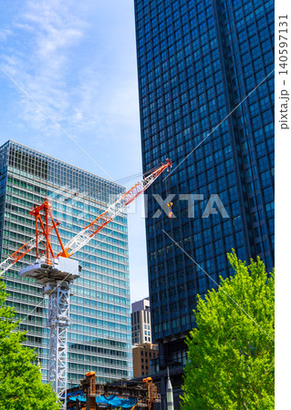 建設現場の大型クレーンと高層ビル 140597131