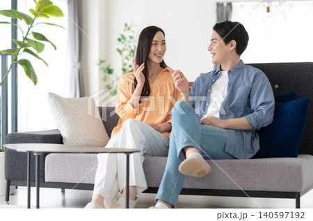 リビングでくつろぐミドルの夫婦 140597192