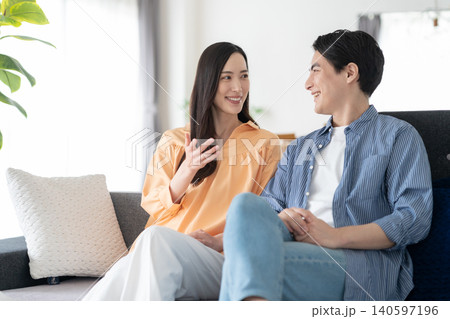 リビングでくつろぐミドルの夫婦 リビングでくつろぐミドルの夫婦 140597196