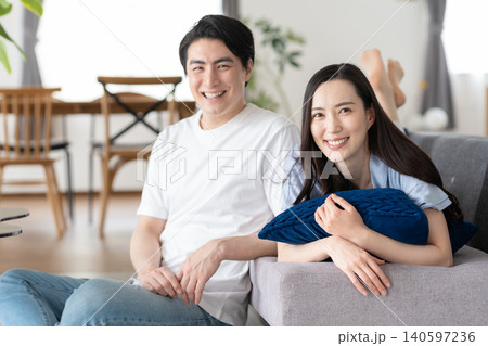リビングでくつろぐミドルの夫婦 140597236