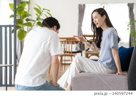 リビングで喧嘩をするミドルの夫婦 リビングで喧嘩をするミドルの夫婦 140597244