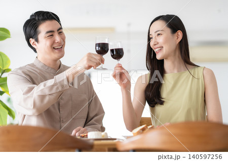 リビングでワインを飲むミドルの夫婦 140597256