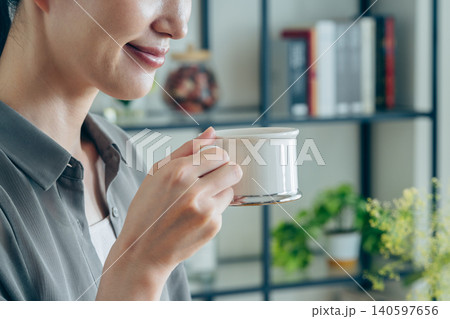 家でコーヒーを飲む若い女性 140597656