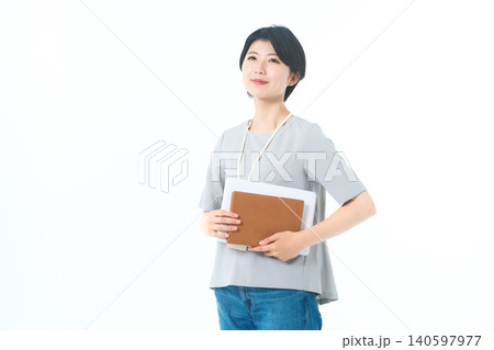 白背景で資料を抱えて見上げる若い女性 140597977