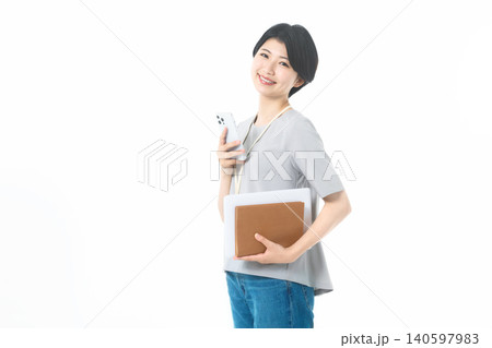 白背景でスマホと資料を持って微笑む若い女性 白背景でスマホと資料を持って微笑む若い女性 140597983