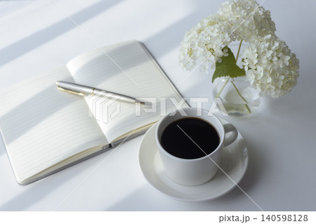 アナベルとコーヒーとノートのある静かな朝時間 アナベルとコーヒーとノートのある静かな朝時間 140598128