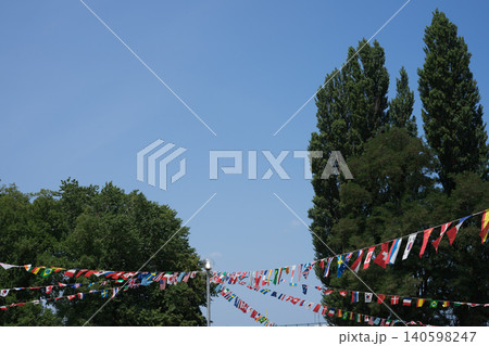 イベントで万国旗を掲げている イベントで万国旗を掲げている 140598247