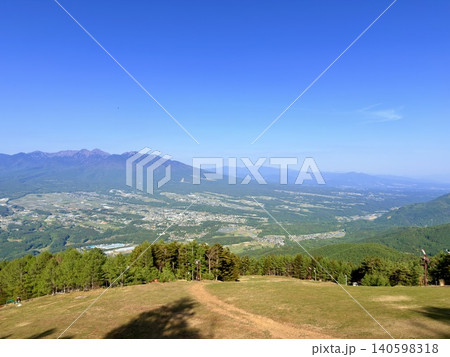 長野県入笠湿原の八ヶ岳展望台から望む大自然と田園風景 長野県入笠湿原の八ヶ岳展望台から望む大自然と田園風景 140598318