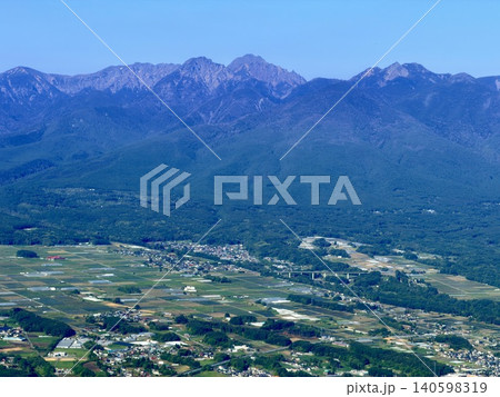 長野県入笠湿原の八ヶ岳展望台から望む大自然と田園風景 140598319