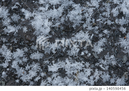 道に積もった雪の結晶のテクスチャ素材 道に積もった雪の結晶のテクスチャ素材 140598456