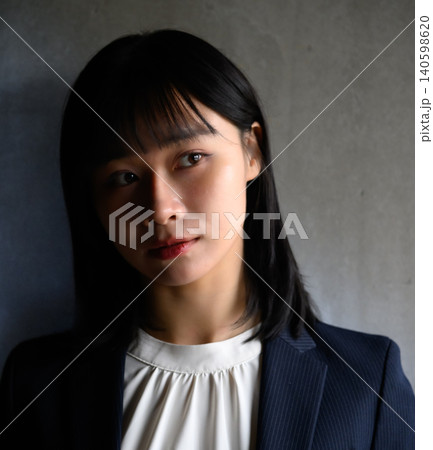 スーツを着た若い女性 スーツを着た若い女性 140598620