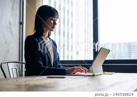 タブレットで仕事をする女性 タブレットで仕事をする女性 140598624