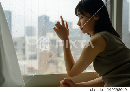 窓に触れる若い女性 窓に触れる若い女性 140598649