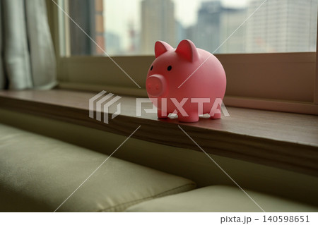 窓辺のピンクの貯金箱 140598651