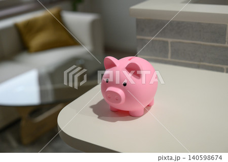 ソファの見える部屋のピンクの貯金箱 ソファの見える部屋のピンクの貯金箱 140598674