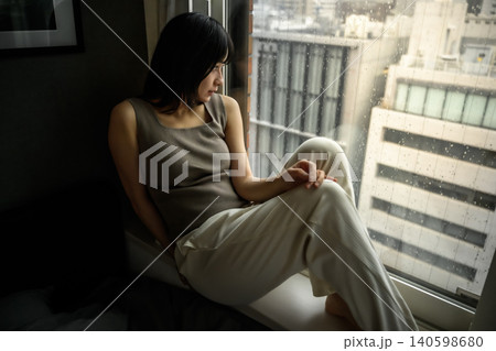窓辺で外を眺める女性 140598680