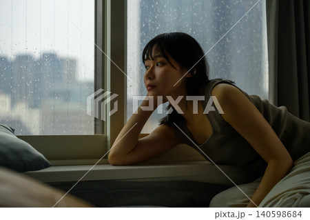 窓辺で雨を眺める女性 窓辺で雨を眺める女性 140598684