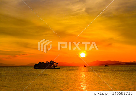 夕暮れの宍道湖 オレンジの夕焼けに嫁ヶ島と複数の夕日観光船のシルエットが浮かぶ絶景 夕暮れの宍道湖 オレンジの夕焼けに嫁ヶ島と複数の夕日観光船のシルエットが浮かぶ絶景 140598710