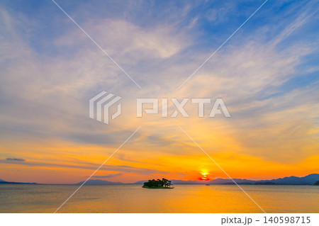 夕暮れの宍道湖 オレンジの夕焼けに嫁ヶ島と複数の夕日観光船のシルエットが浮かぶ絶景 夕暮れの宍道湖 オレンジの夕焼けに嫁ヶ島と複数の夕日観光船のシルエットが浮かぶ絶景 140598715
