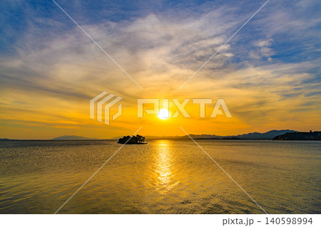 夕暮れの美しい水郷松江 嫁ヶ島のシルエットとオレンジに染まる宍道湖の夕日風景 夕暮れの美しい水郷松江 嫁ヶ島のシルエットとオレンジに染まる宍道湖の夕日風景 140598994