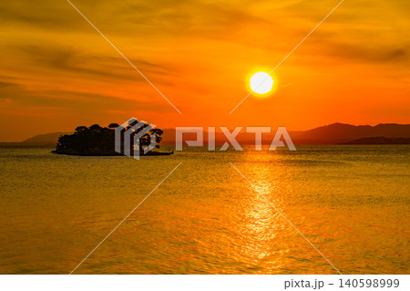 夕暮れの美しい水郷松江 嫁ヶ島のシルエットとオレンジに染まる宍道湖の夕日風景 140598999