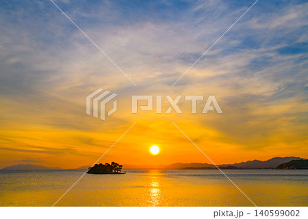 夕暮れの美しい水郷松江 嫁ヶ島のシルエットとオレンジに染まる宍道湖の夕日風景 夕暮れの美しい水郷松江 嫁ヶ島のシルエットとオレンジに染まる宍道湖の夕日風景 140599002