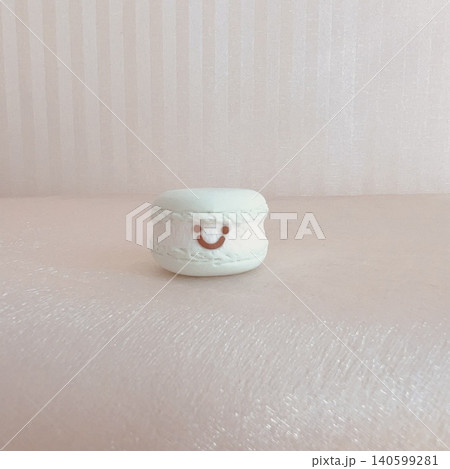 フェイクスイーツマカロンのキャラクター笑顔のかわいいマカロンちゃん フェイクスイーツマカロンのキャラクター笑顔のかわいいマカロンちゃん 140599281