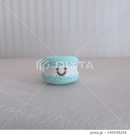 フェイクスイーツマカロンのキャラクター笑顔のかわいいマカロンちゃん フェイクスイーツマカロンのキャラクター笑顔のかわいいマカロンちゃん 140599284