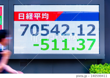 日経平均初の7万円台と兜町のビジネスマン・June 2026 日経平均初の7万円台と兜町のビジネスマン・June 2026 140599411