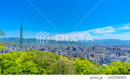 愛媛県松山市の街並みと青空 140599905
