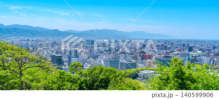 愛媛県松山市の街並みと青空 愛媛県松山市の街並みと青空 140599906