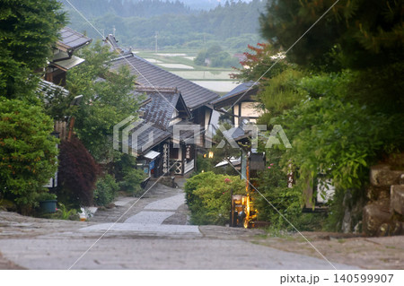 馬籠宿・まごめじゅく・早朝（岐阜県・中津川市） 140599907