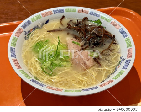 福岡県博多の名物であるチャーシューとキクラゲがのった伝統的なとんこつラーメン 福岡県博多の名物であるチャーシューとキクラゲがのった伝統的なとんこつラーメン 140600005