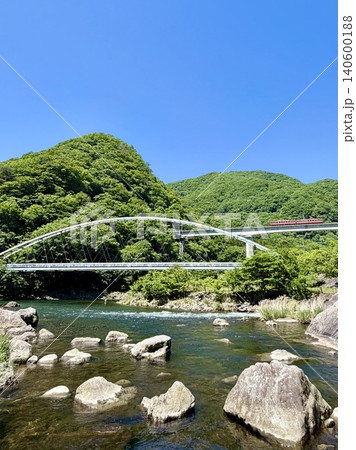 新緑の鬼怒川渓谷に架かる鉄道橋を渡るAIZUマウントエクスプレスと、黄金橋 新緑の鬼怒川渓谷に架かる鉄道橋を渡るAIZUマウントエクスプレスと、黄金橋 140600188