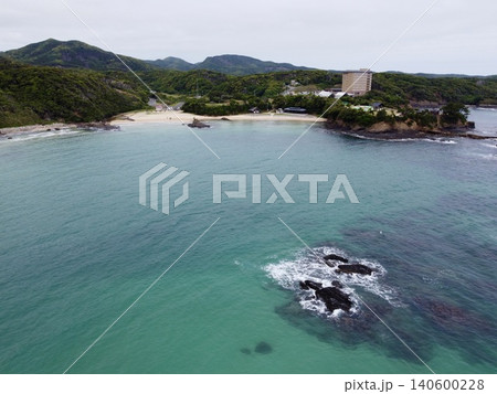 空から見下ろす長崎県対馬の三宇田浜海水浴場の海岸風景 140600228
