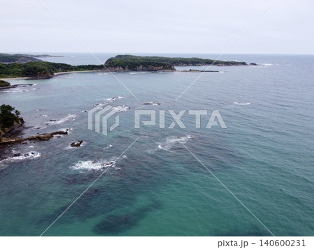 空から見下ろす長崎県対馬の三宇田浜海水浴場の海岸風景 140600231