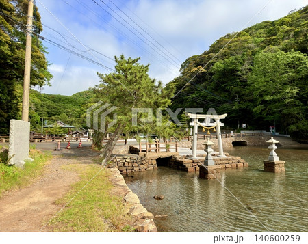 長崎県対馬の海に立つ和多都美神社の鳥居風景 長崎県対馬の海に立つ和多都美神社の鳥居風景 140600259